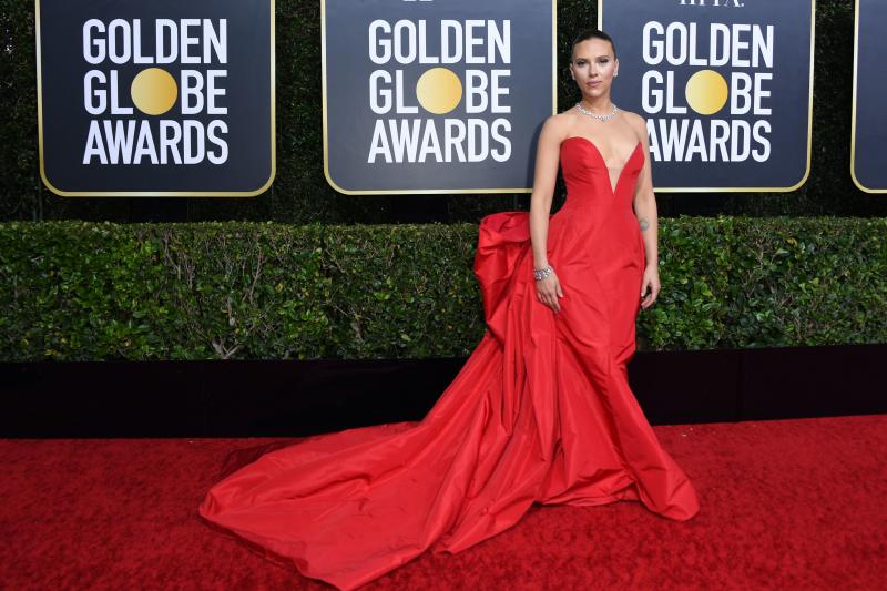 El escotazo corazón de Scarlett Johansson, al más puro estilo Jessica Rabbit, fue uno de los más comentados de la noche. La actriz norteamericana sumó puntos a su apuesta más sensual gracias a la elección de un encendido color rojo y un enorme lazo en la espalda que seguía una de las tendencias candentes de 2019 y del que nacía una escueta cola de arrastre. ¿Su artífice? Vera Wang.