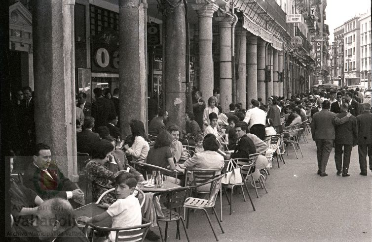 En julio de 1861 abría un nuevo café en la ciudad cuyo nombre hacía referencia a la procedencia cántabra de sus fundadores, D. José Gómez y Dña. Juana Sigler | En un principio el establecimiento se encontraba en el número 5 de la calle de Santiago, ampliándose en 1875 con la adquisición del local situado en el nº 27 de la Acera de San Francisco -actualmente nº 11 de la Plaza Mayor- para formar un amplísimo local en forma de 'L'.