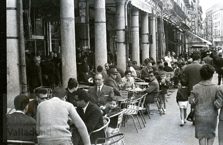 En julio de 1861 abría un nuevo café en la ciudad cuyo nombre hacía referencia a la procedencia cántabra de sus fundadores, D. José Gómez y Dña. Juana Sigler | En un principio el establecimiento se encontraba en el número 5 de la calle de Santiago, ampliándose en 1875 con la adquisición del local situado en el nº 27 de la Acera de San Francisco -actualmente nº 11 de la Plaza Mayor- para formar un amplísimo local en forma de 'L'.