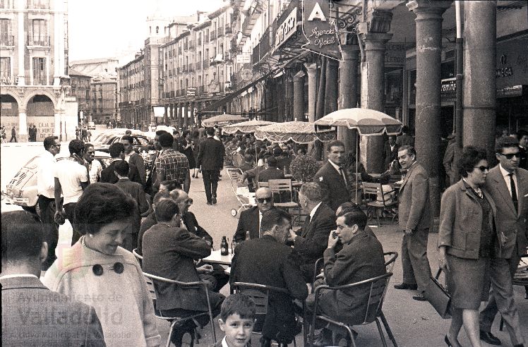 En julio de 1861 abría un nuevo café en la ciudad cuyo nombre hacía referencia a la procedencia cántabra de sus fundadores, D. José Gómez y Dña. Juana Sigler | En un principio el establecimiento se encontraba en el número 5 de la calle de Santiago, ampliándose en 1875 con la adquisición del local situado en el nº 27 de la Acera de San Francisco -actualmente nº 11 de la Plaza Mayor- para formar un amplísimo local en forma de 'L'.