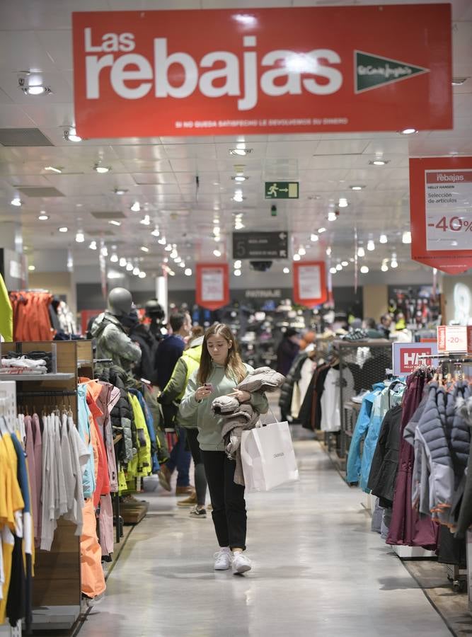 Inicio de las rebajas de invierno en Valladolid.