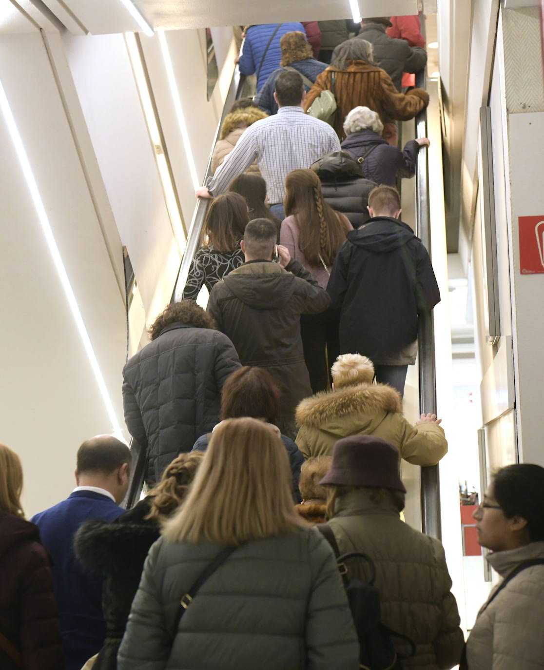 Los descuentos están, desde hoy, en todas las tiendas y centros comerciales de la capital y los vallisoletanos han salido a la calle para aprovechar de este primer día