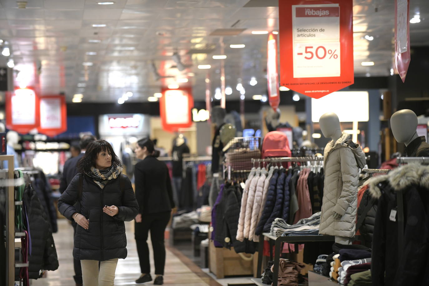 Los descuentos están, desde hoy, en todas las tiendas y centros comerciales de la capital y los vallisoletanos han salido a la calle para aprovechar de este primer día