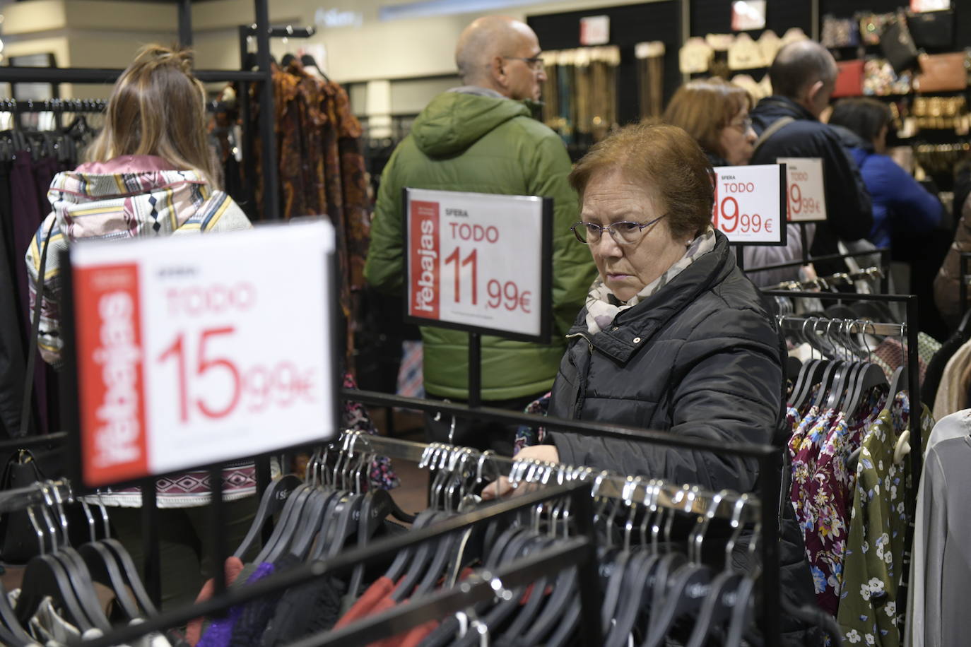 Los descuentos están, desde hoy, en todas las tiendas y centros comerciales de la capital y los vallisoletanos han salido a la calle para aprovechar de este primer día