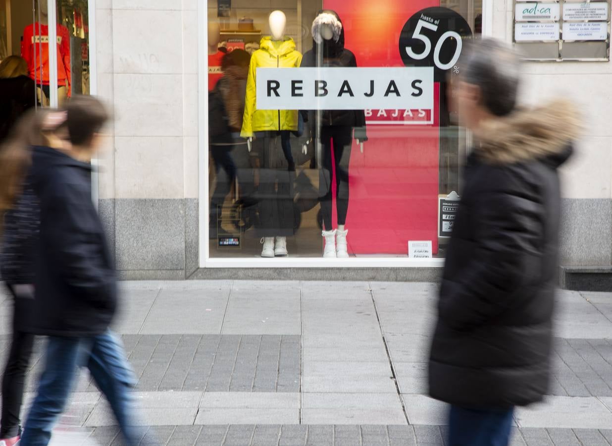 Los descuentos están, desde hoy, en todas las tiendas y centros comerciales de la capital y los vallisoletanos han salido a la calle para aprovechar de este primer día