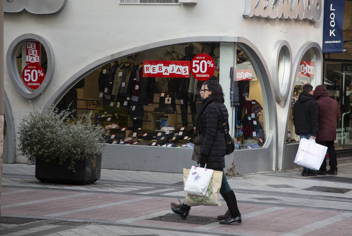 Los descuentos están, desde hoy, en todas las tiendas y centros comerciales de la capital y los vallisoletanos han salido a la calle para aprovechar de este primer día