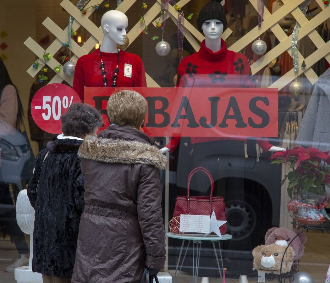 Los descuentos están, desde hoy, en todas las tiendas y centros comerciales de la capital y los vallisoletanos han salido a la calle para aprovechar de este primer día