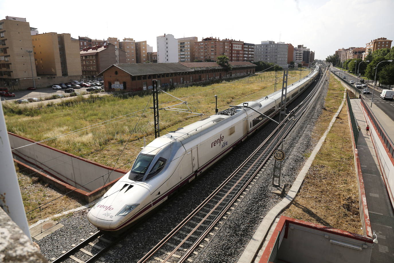 Un tren Ave atraviesa la ciudad de Palencia. 