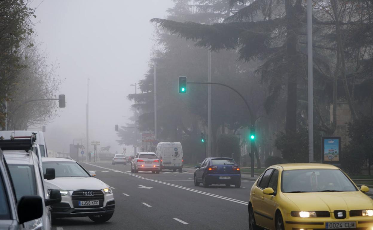 La niebla cubrió la ciudad durante toda la mañana.