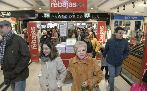 Apertura de puertas en El Corte Inglés del Paseo de Zorrilla el primer día de rebajas. 