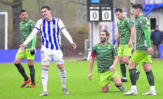 Miguel se lamenta en una acción del partido ante el Guijuelo.