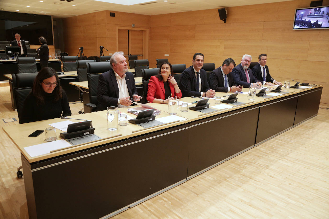 Las Cortes de Castilla y León han constituido este miércoles la comisión de investigación sobre las supuestas irregularidades en la autorización de parques eólicos, el caso de la Perla Negra y el polígono de Portillo, un foro que en la anterior legislatura enfrentó las posiciones del PP y Cs, ahora socios de gobierno.