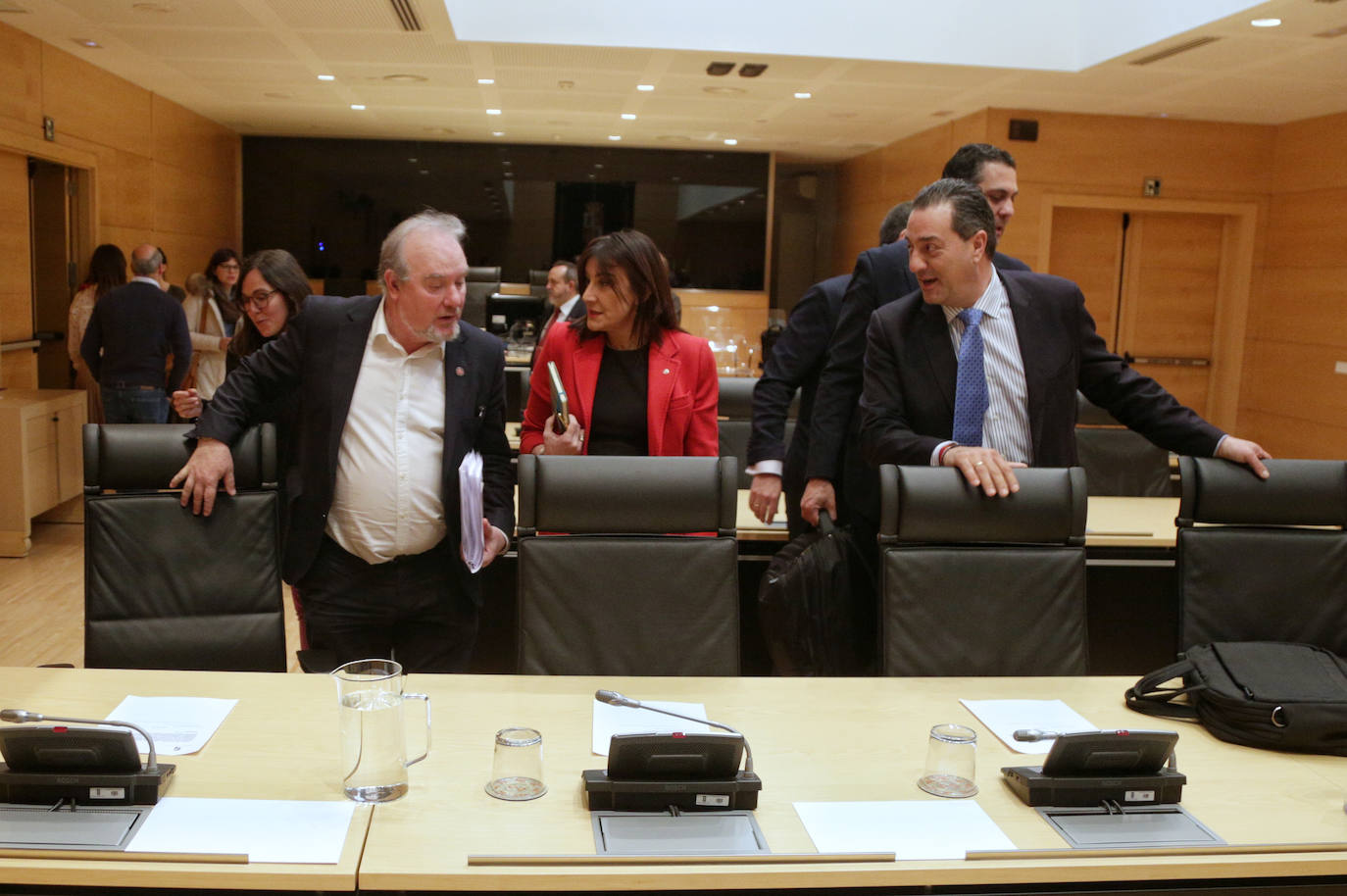 Las Cortes de Castilla y León han constituido este miércoles la comisión de investigación sobre las supuestas irregularidades en la autorización de parques eólicos, el caso de la Perla Negra y el polígono de Portillo, un foro que en la anterior legislatura enfrentó las posiciones del PP y Cs, ahora socios de gobierno.