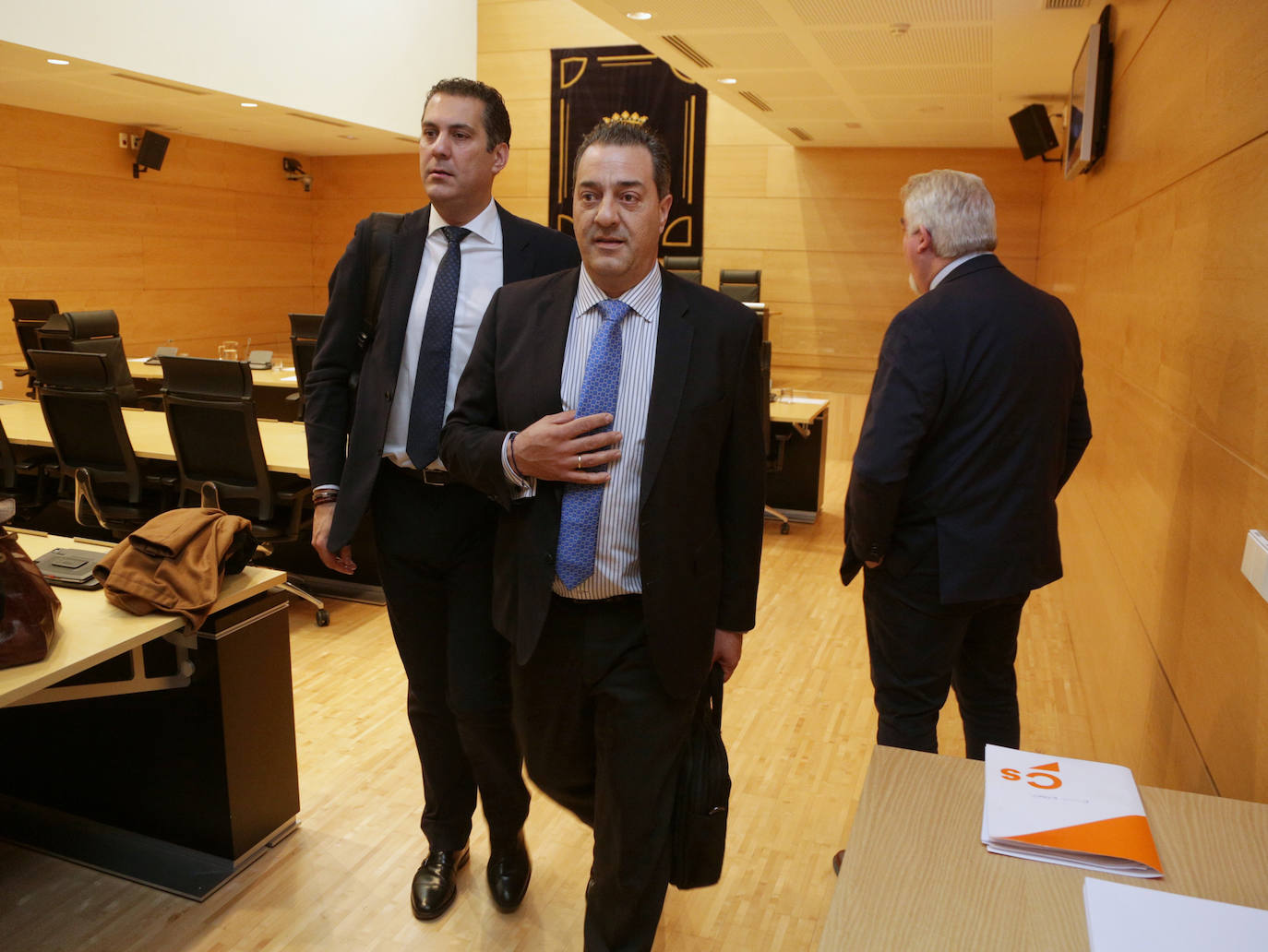 Las Cortes de Castilla y León han constituido este miércoles la comisión de investigación sobre las supuestas irregularidades en la autorización de parques eólicos, el caso de la Perla Negra y el polígono de Portillo, un foro que en la anterior legislatura enfrentó las posiciones del PP y Cs, ahora socios de gobierno.