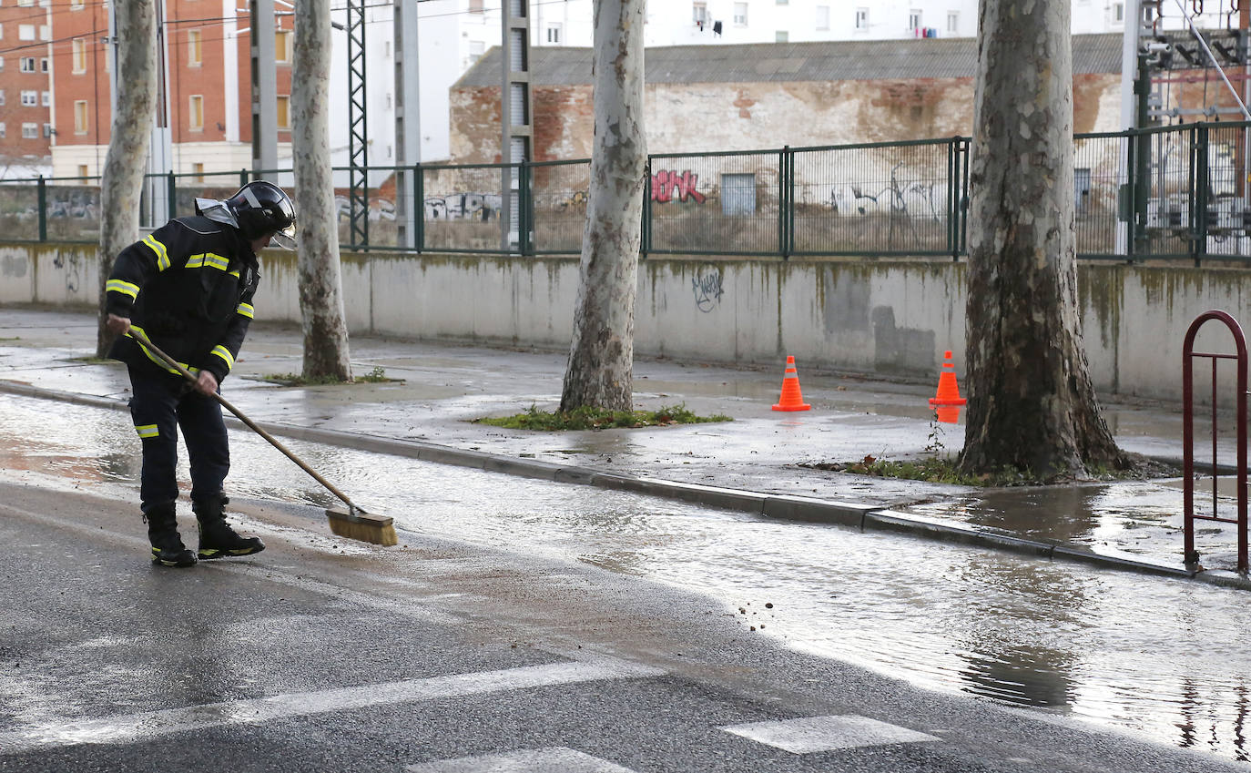 Una rotura de tuberia inunda la avda Reyes Católicos.