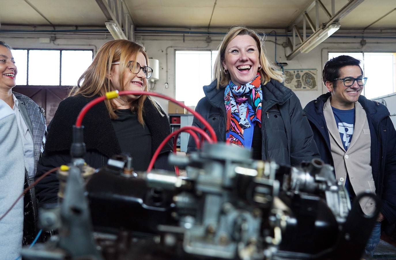 Isabel Blanco, junto a la directora del Centro de Menores Zambrana Clara Cano, el director técnico de Atención a la Infancia, Tomás Montero y la directora general de Familia, Esperanza Vázquez, han visitado esta mañana el centro y conversado con los alumnos.