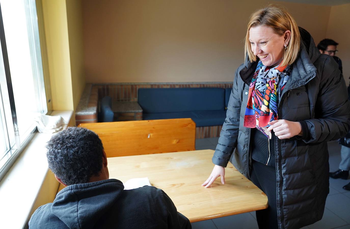 Isabel Blanco, junto a la directora del Centro de Menores Zambrana Clara Cano, el director técnico de Atención a la Infancia, Tomás Montero y la directora general de Familia, Esperanza Vázquez, han visitado esta mañana el centro y conversado con los alumnos.