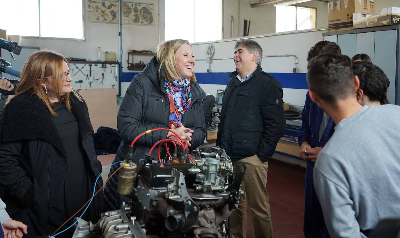 Isabel Blanco, junto a la directora del Centro de Menores Zambrana Clara Cano, el director técnico de Atención a la Infancia, Tomás Montero y la directora general de Familia, Esperanza Vázquez, han visitado esta mañana el centro y conversado con los alumnos.