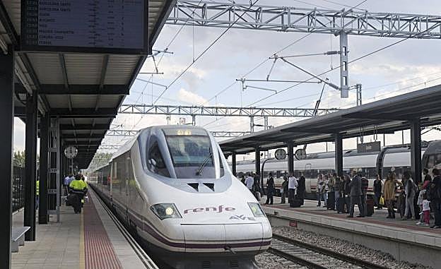 Unidad Ave que cubre la línea de León a Madrid con parada en la estación segoviana de Guiomar. 