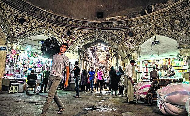 Imagen principal - Gran Bazar de Teherán (arriba), Mezquita Sheikh Lotfollah y Persépolis.