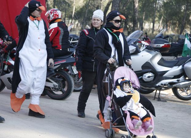 Una familia pingüinera con cochecito en lugar de moto en una edición anterior. 