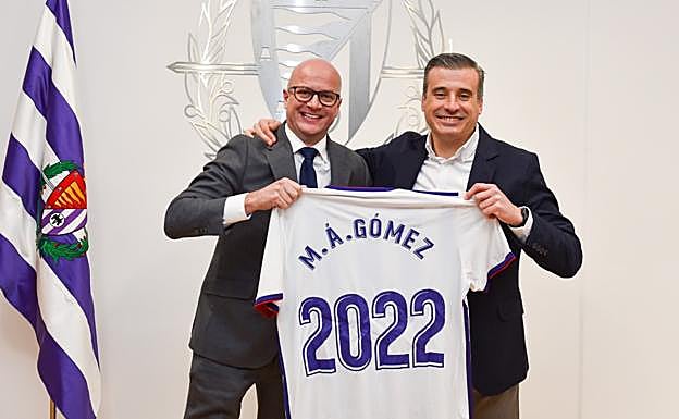 Miguel Ángel Gómez sostiene con la ayuda de Fenaert la camiseta de su renovación con el Real Valladolid. 