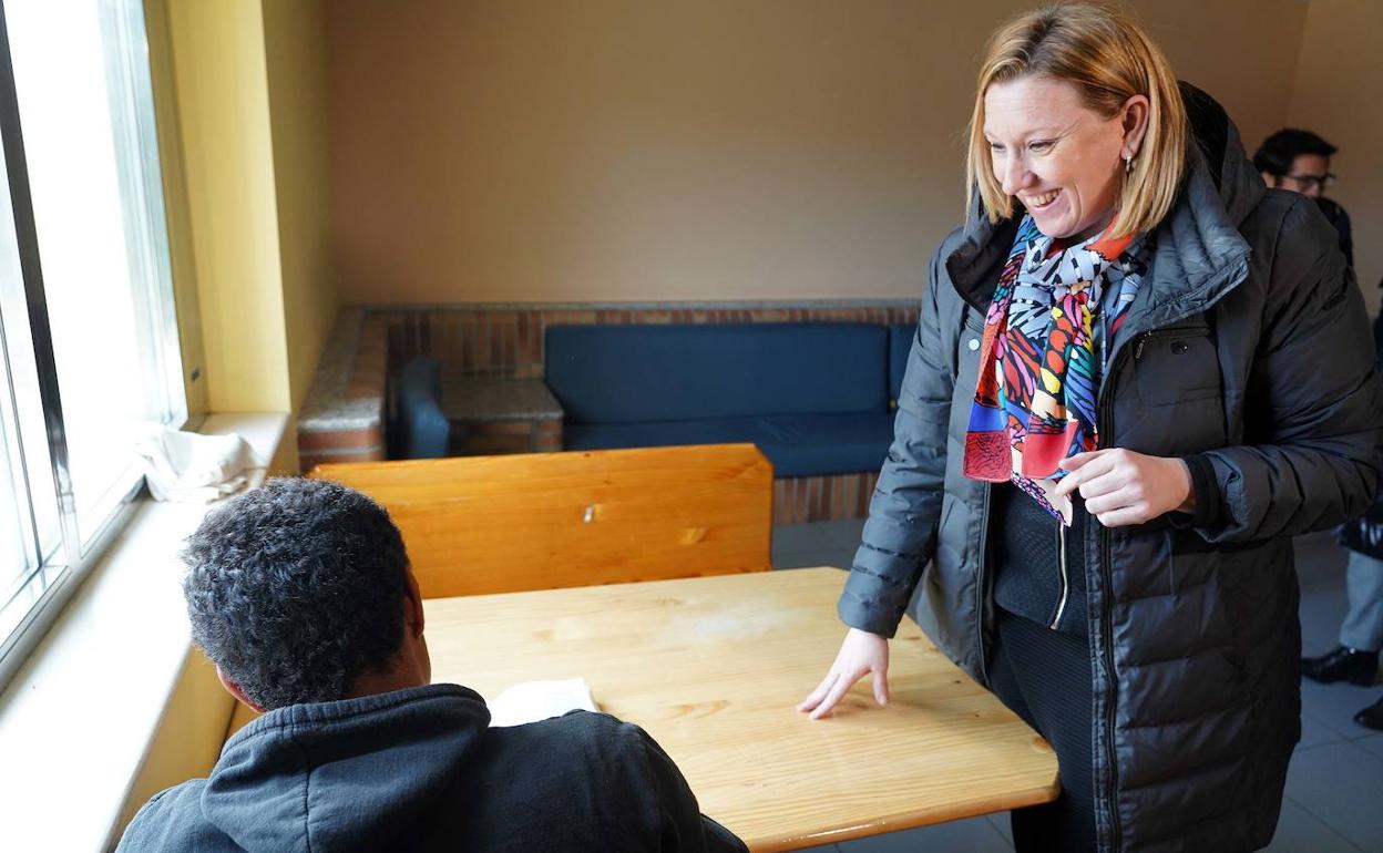 La consejera de Familia e Igualdad de Oportunidades, Isabel Blanco, conversa con un interno del Centro de Menores Zambrana.