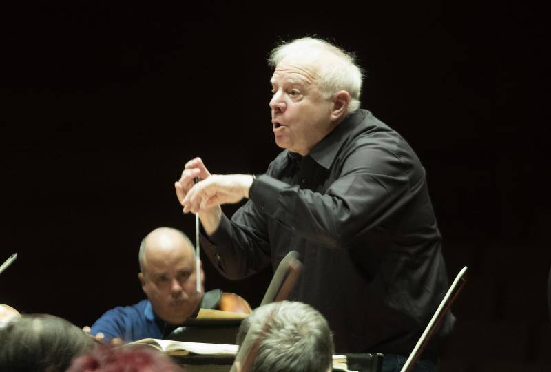 El director Leonard Slatkin, al frente de la OSCyL. 