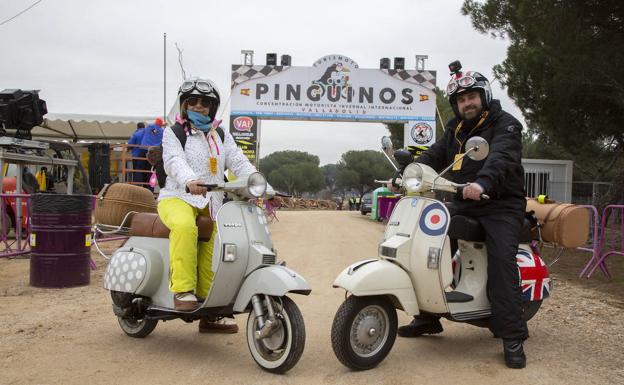 María y Josete, con sus Vespas y ya inscritos tras haber pasado la noche en Valladolid. 