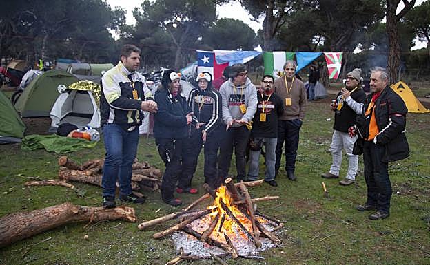 Paulo, en el centro de la imagen, junto a sus compañeros de acampada, apenas a unos metros del lugar que ocupaban el año pasado. 