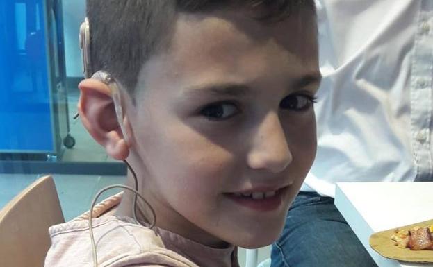 El pequeño Aarón, con el implante coclear. 