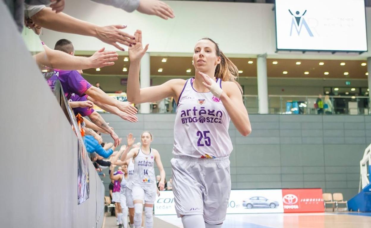 Karina Michalek, del Artego, saluda al público antes del partido de este jueves. 