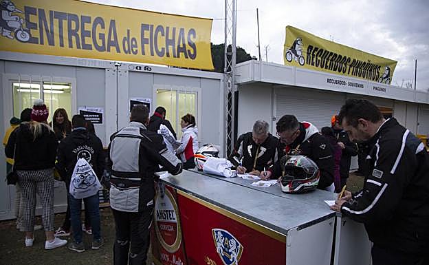 Pilotos recién llegados rellenan sus fichas de inscripción. 