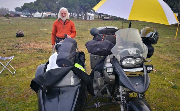 Harald Konstantin, con su sidecar 'protegido' por una sombrilla. 