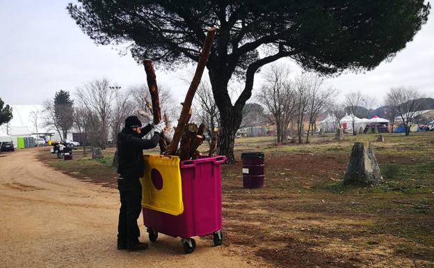 Un contenedor porta-leña. 