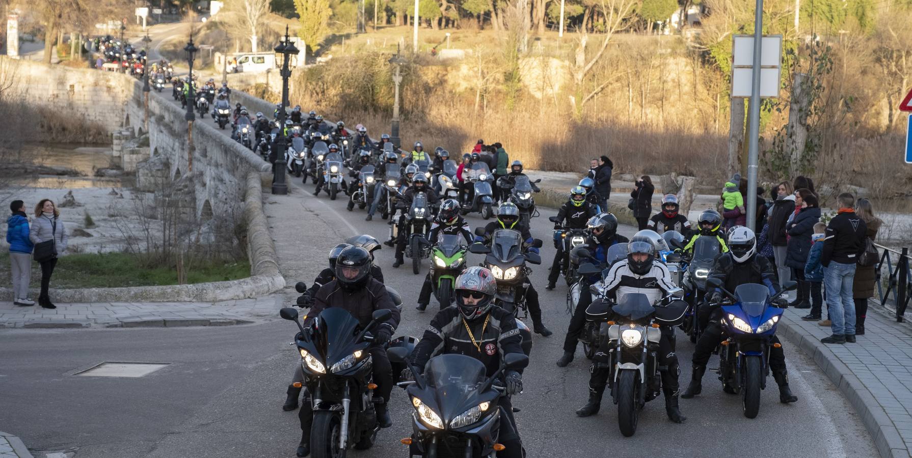 Cientos de moteros han participado en la tradicional excursión pingüinera a la localidad vallisoletana