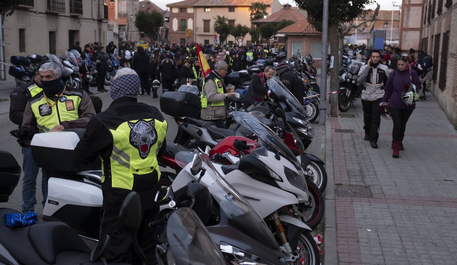 Cientos de moteros han participado en la tradicional excursión pingüinera a la localidad vallisoletana