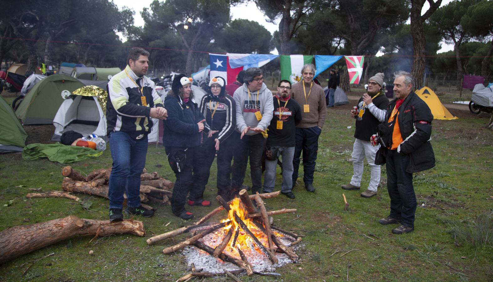 Los viejos conocidos son fieles a las costumbres en un pinar que hoy ya se llenó de tiendas y de hogueras, con moteros dispuestos a coger los mejores sitios