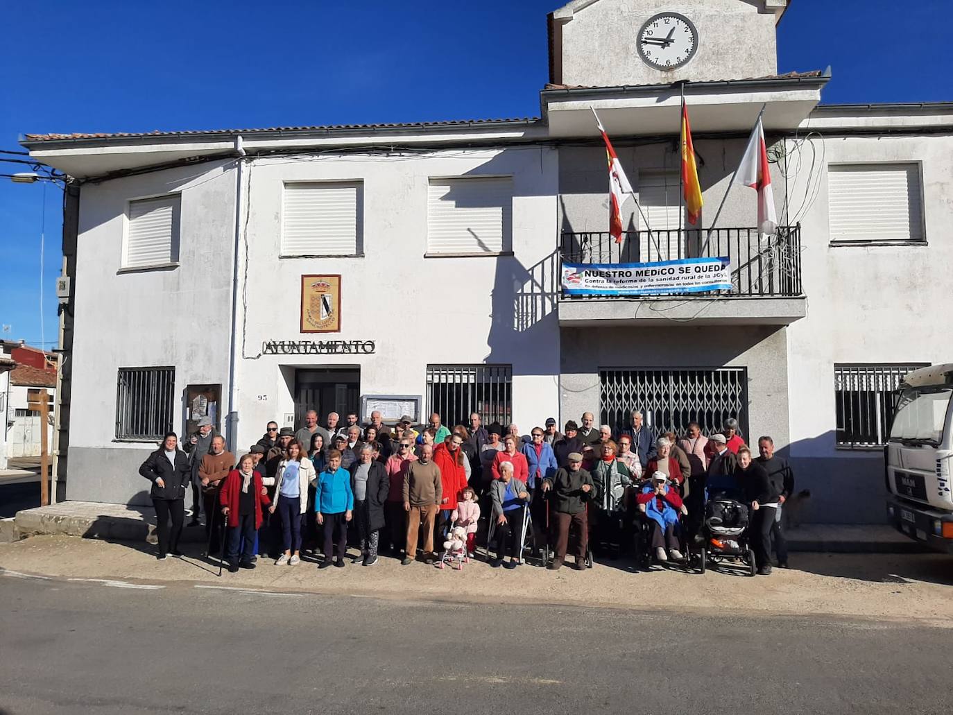 El Partido Socialista de Salamanca inició el pasado miércoles en la provincia la campaña 'Nuestro médico se queda', una iniciativa que pretende dar a conocer el malestar de la población rural, incluido el personal sanitario, por la reforma sanitaria que pretende implantar la Junta de Castilla y León.