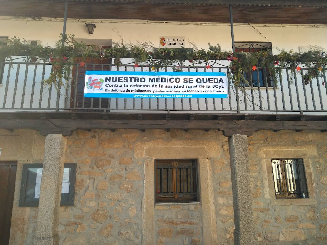 El Partido Socialista de Salamanca inició el pasado miércoles en la provincia la campaña 'Nuestro médico se queda', una iniciativa que pretende dar a conocer el malestar de la población rural, incluido el personal sanitario, por la reforma sanitaria que pretende implantar la Junta de Castilla y León.