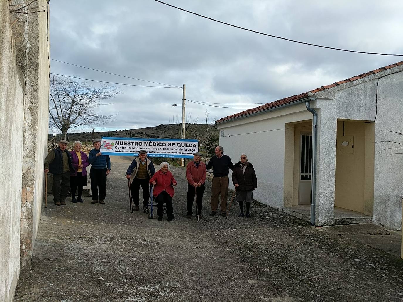 El Partido Socialista de Salamanca inició el pasado miércoles en la provincia la campaña 'Nuestro médico se queda', una iniciativa que pretende dar a conocer el malestar de la población rural, incluido el personal sanitario, por la reforma sanitaria que pretende implantar la Junta de Castilla y León.