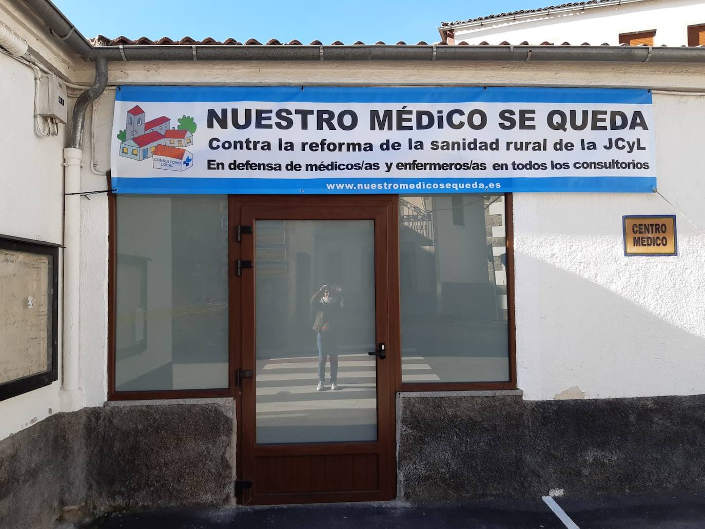 El Partido Socialista de Salamanca inició el pasado miércoles en la provincia la campaña 'Nuestro médico se queda', una iniciativa que pretende dar a conocer el malestar de la población rural, incluido el personal sanitario, por la reforma sanitaria que pretende implantar la Junta de Castilla y León.