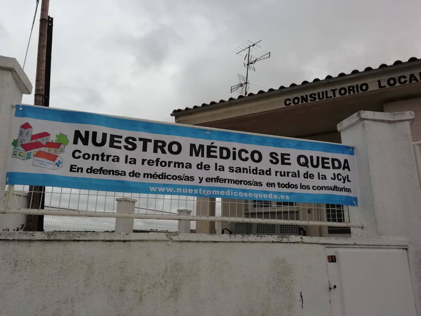 El Partido Socialista de Salamanca inició el pasado miércoles en la provincia la campaña 'Nuestro médico se queda', una iniciativa que pretende dar a conocer el malestar de la población rural, incluido el personal sanitario, por la reforma sanitaria que pretende implantar la Junta de Castilla y León.