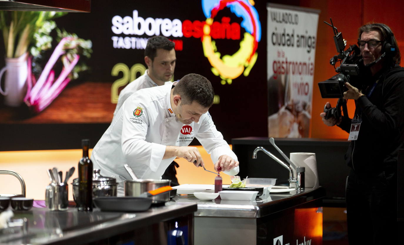 Víctor Martín, del Trigo, durante una muestra de cocina con el Ayuntamiento de Valladolid, en la pasada edición de Madrid Fusión. 