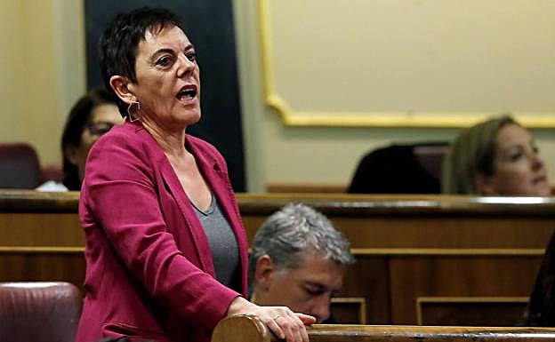 La portavoz de EH Bildu Mertxe Aizpurua vota durante la segunda y definitiva votación de investidura de Pedro Sánchez. 