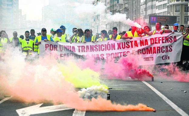 Protesta de afectados por el anunciado cese de las actividades de As Pontes.