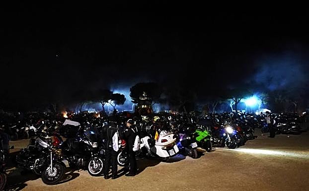 Motos aparcadas cerca de la plaza de Pingüinos a las diez de la noche. 