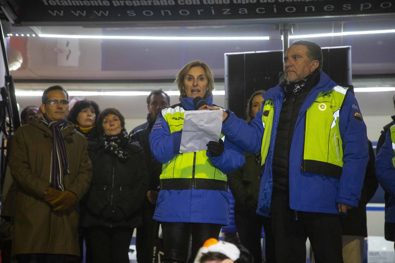 Cientos de pingüinos han participado en el desfile de antorchas que recuerda a los moteros fallecidos. 