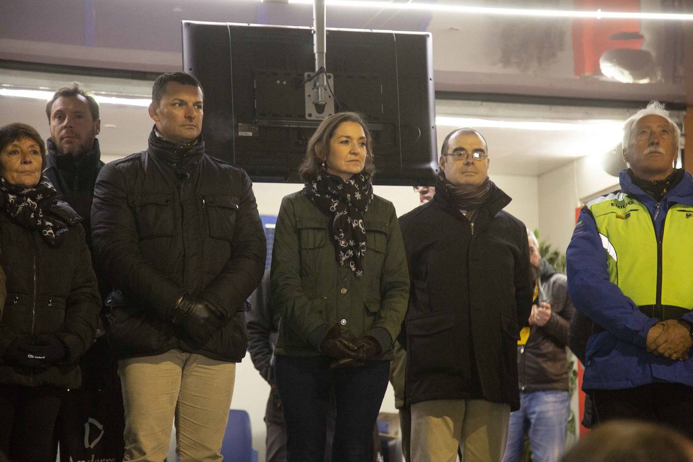 Cientos de pingüinos han participado en el desfile de antorchas que recuerda a los moteros fallecidos. 