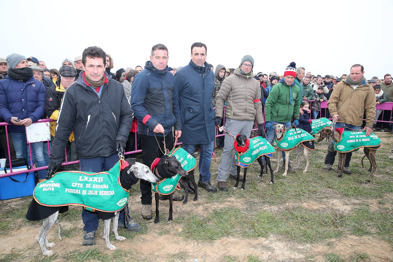 Miles de aficionados han esperado a que levantara la niebla para asistir a la primera jornada del Campeonato Nacional de Galgos. 